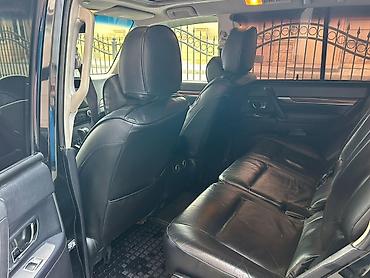 Mitsubishi: Mitsubishi Pajero (qara rəng, 5 qapı, iri SUV) Xüsusiyyətlər: - Tam — 10