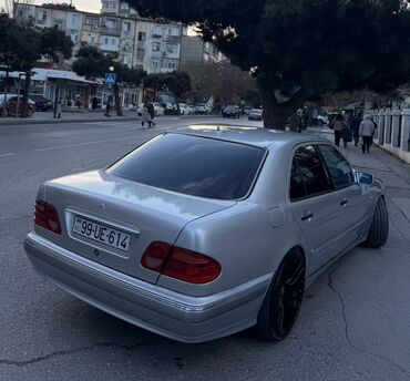 Mercedes-Benz: Mercedes-Benz E‑Class (W210) sedan Xüsusiyyətlər: - Korpus: 4 qapılı — 6