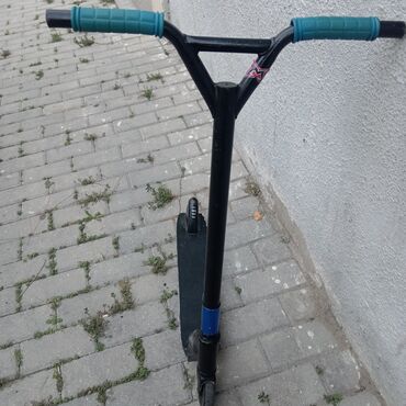 спортивный тренажер proven swat quality blackstep: Freestyle skuter - Rəng: qara gövdə, mavi-aqua tutacaqlar -