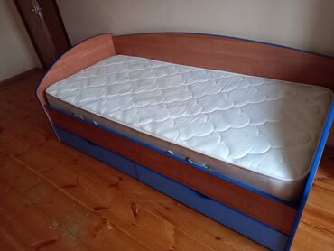двухъярусный кровать с матрасами: Полуторная Кровать, Б/у