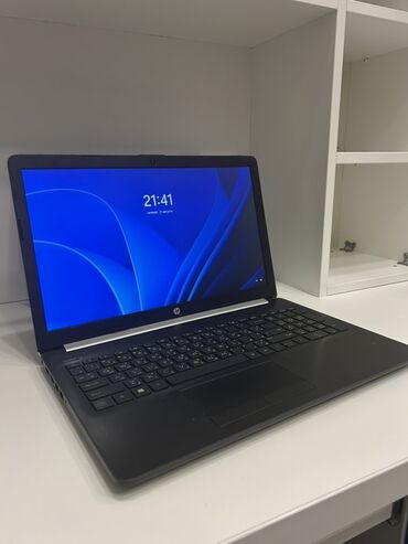 HP brendinin qara rəngli noutbuku. Geniş klaviatura rahat yazmaq