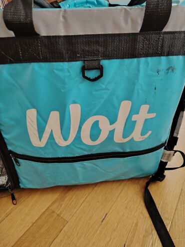 wolt çantası: Wolt çantası satılır cırığı defekti yoxdur. Temizdir,real alıcıya