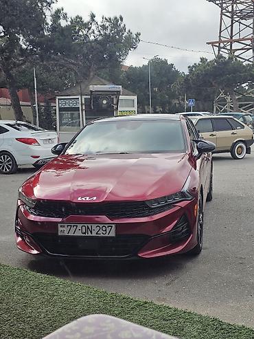 kia radiator: Kia K5 sedan – parlaq tünd qırmızı rəngdə, idman üslublu ön dizayn və — 1