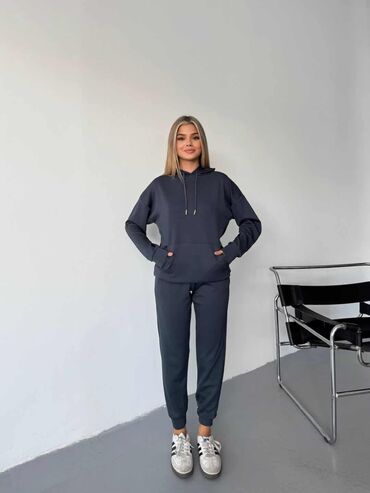 Gornji i donji deo: Komplet trenerka S M L XL 2XL Cena 3300 din — 20