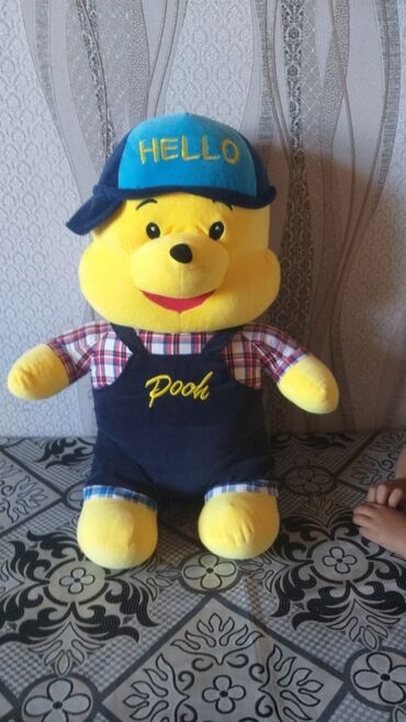 Manejlər: Sarı rəngdə, üzərində "Pooh" yazısı olan tünd göy rəngli kombinezon