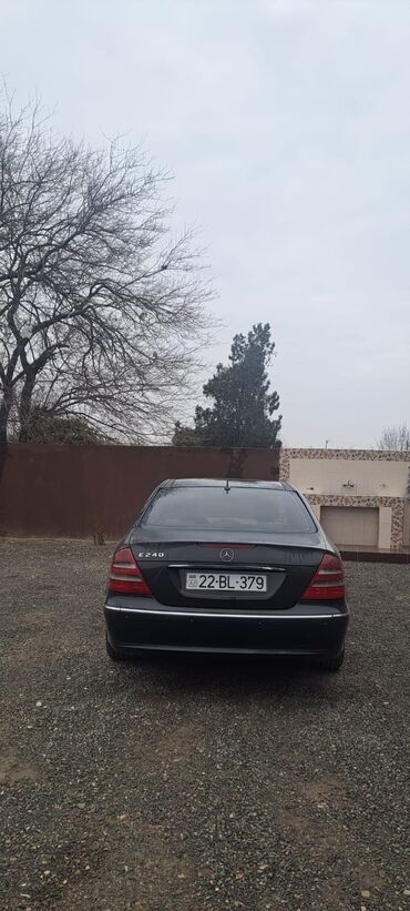 Mercedes-Benz: Mercedes-Benz E 240: 2.6 l | 2002 il Sedan — 4