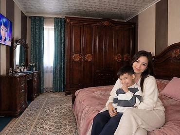 Спальные гарнитуры: Продаю спальный гарнитур из натурального дерева, старой модели — 3