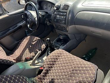 руль левый: Mazda 323: 2002 г., Механика, Бензин, Хэтчбэк — 4