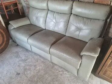 Sofe i kaučevi: Odlican kozni trosed ima napajanje strujom i svoj adapter za sklapanje na lalafo.rs — 13 Sofe i kaučevi: Odlican kozni trosed ima napajanje strujom i svoj adapter za sklapanje — 13