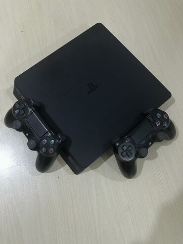 PS4 (Sony Playstation 4): PlayStation 4 Slim 500GB. Yaddaşında 4 offline oyun: GTA 5, RDR2, FC24