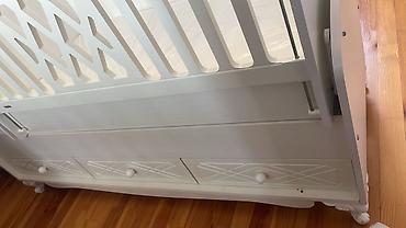 ortopedik yastık: Ağ rəngli çoxfunksiyalı beşik-dolap kombini - Material: MDF/laminat — 2