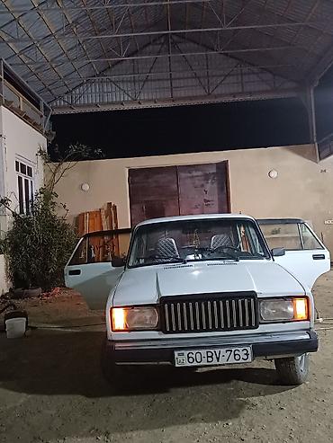 VAZ (LADA): LADA 2107, ağ rəng, sedan kuzov. Xüsusiyyətlər: - Ön və arxa — 1