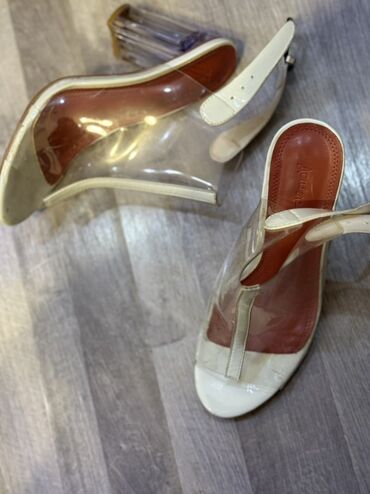 босоножки на тракторной подошве с каблуком: Şəffaf topuqdan bağlı qadın ayaqqabısı - Dizayn: Şəffaf PVC gövdə