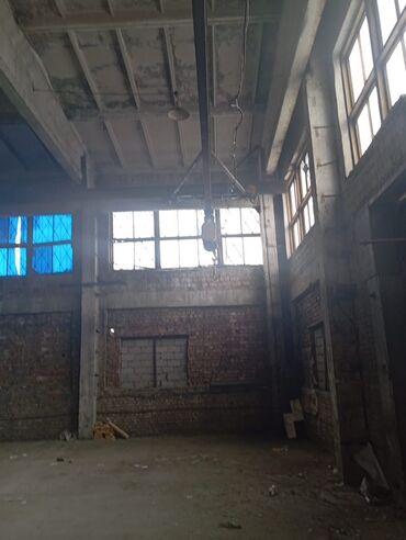 прек дом: Промышленное помещение/цех - Кирпичные стены, высокий потолок с