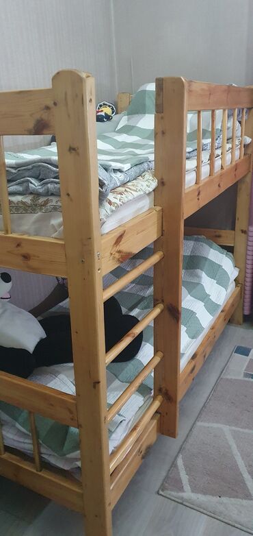 детские двухъярусные кровати из металла: Двухъярусная кровать из светлого дерева. Прочная и устойчивая