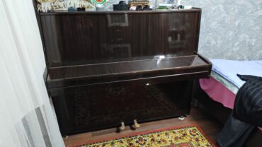 Gitaralar: Şaquli piano (upright) – klassik dizaynlı, tünd qəhvəyi parlaq gövdə