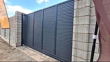 Распашные ворота: Металлические распашные ворота с калиткой (модульные панели) - — 103