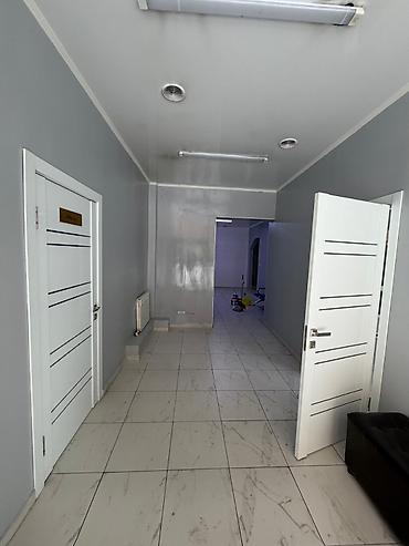 Аренда офисов: 🏢 СДАЁТСЯ В АРЕНДУ КОММЕРЧЕСКОЕ ПОМЕЩЕНИЕ Район ж/м Кок-Жар 1 линия — 3