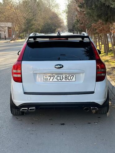 Kia: Kia Cee’d SW, ağ rəng, universaldır. Şəhər və uzun yol üçün praktik və — 2