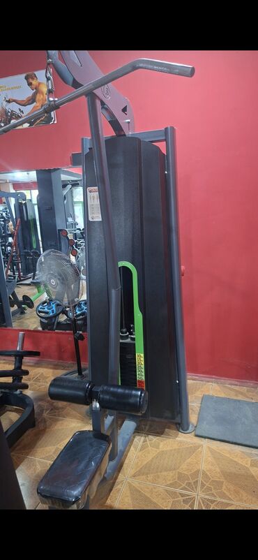 Çadırlar: Lat pulldown trenajoru yuxarı bədən əzələlərini, xüsusilə kürək