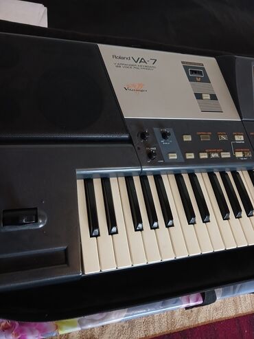 Sintezatorlar: Roland va 7 təmiz alət setidə üstündə çexol kart ilə birlikdə qiymət