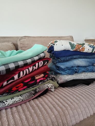 umeci za kupaci: Paket garderobe za dalju prodaju. 23 komada u paketu Farmerke