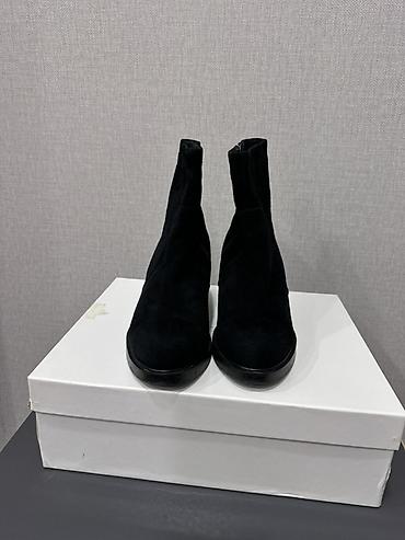ugg bakü: Qadın kürən dəri görünüşlü, qara rəngli botlar - Model: qısa boğaz — 2