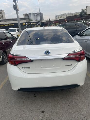 зарядное устройство для электромобиля: Белый седан Toyota Levin Hybrid. Автомобиль оснащен гибридной силовой