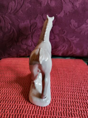Figurice i makete: Figura nova porcelanska iz 70ih. Figura bez ostecenja,sve na njoj — 9