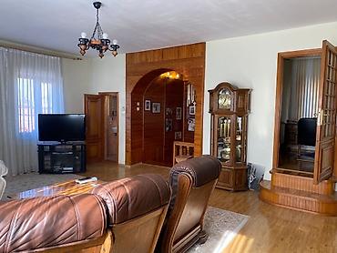 Продажа коттеджей и домов: 🏡 Продается 2-х этажный дом в престижном районе города Бишкек! — 1