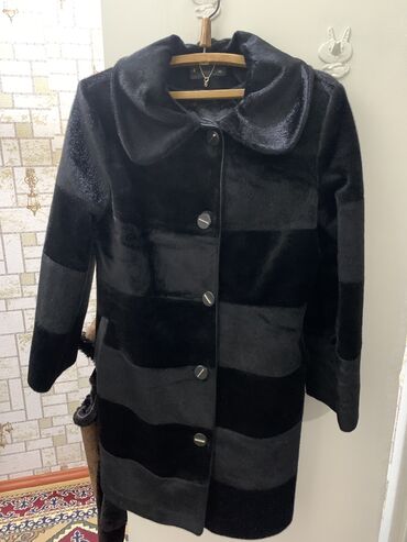 женское пальто: Продаю пальто размер 42