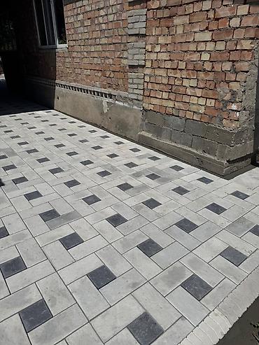 Тротуарная плитка: Тротуарная плитка из камня, выполненная в различных оттенках серого и — 11