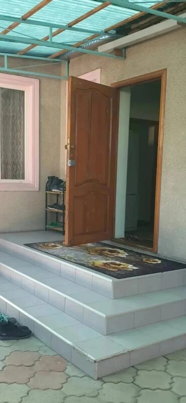 дом кайназарова: 55 кв. м, 3 бөлмө, Унаа токтотуучу жай, Забор, тосулган