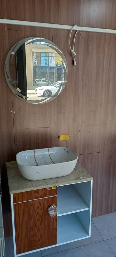 столешницы для ванной комнаты: Oval formada güzgüsü, oval çanağı və bir qapısı olan hamam dolabı