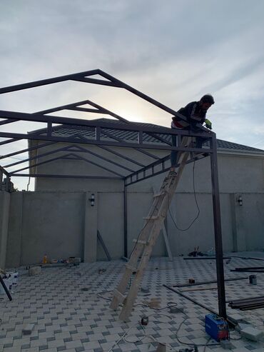 dam örtükləri kredit: Metal konstruksiyalı, yığılmış örtük. Həyətdə və ya bağda avtomobil