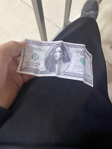 портрет: Реквизитная купюра «$100» с портретом Шакиры - Тематика — 1