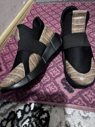 женские кроссовки puma cell: Uniseks slip-on krossovkalar - Rəng: qara və bej tonlarında kombinə -