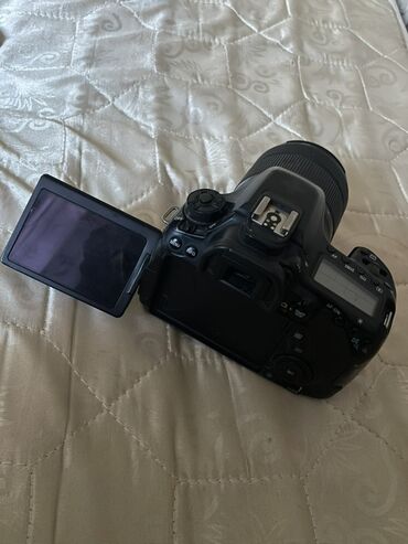 фотографы: Цифровая зеркальная камера Canon EOS 60D с черным корпусом и