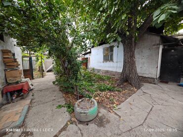 дом село ала тоо: Полдома, 33 м², 2 комнаты, Старый ремонт