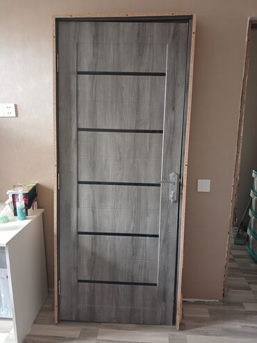 Потолок: İç qapı – müasir dizayn - Material: ağac teksturalı laminat/laminat