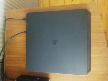 PS4 (Sony PlayStation 4): Əlim yandıda satılır,tek problemi disk yerindədir,içərisində, Mortal