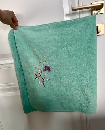 купить диспенсеры для бумажных полотенец: Новое полотенце красивого мятного цвета с вышивкой бабочки и цветов