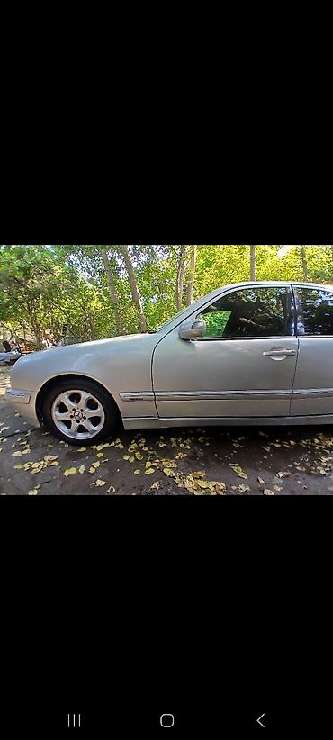 w210 duman: Mercedes-Benz E‑Class (W210) sedan, gümüşü rəng. - Kuzov: 4 qapılı — 3