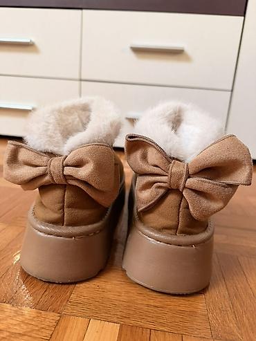 prodaja ugg cizama: Ženske zimske čizme/papuče u stilu „ugg”, boja kamel. Broj 39 - — 1