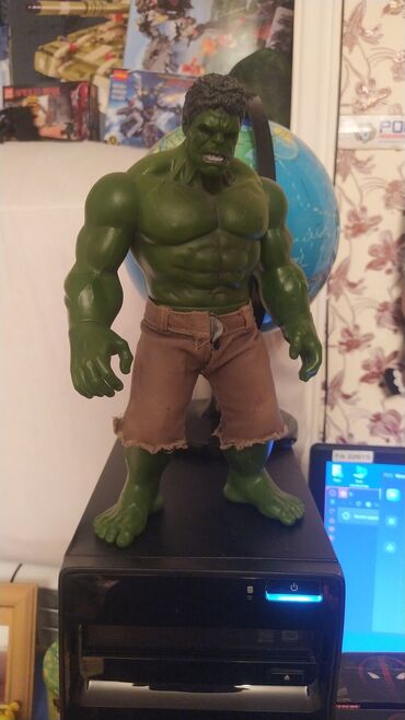 ваза напольная керамическая высокая: Yaşıl rəngli, əzələli bədən quruluşuna malik Hulk fiquru. Fiqurun