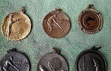Značke, ordenje i medalje: Stara medalja za ribolov, pecanje, više komada. Očuvane medalje za — 8
