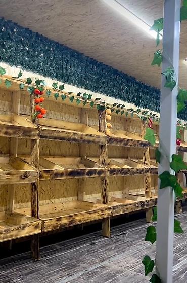 Деревянные стеллажи для овощей и фруктов 5.000 за одно сердце в