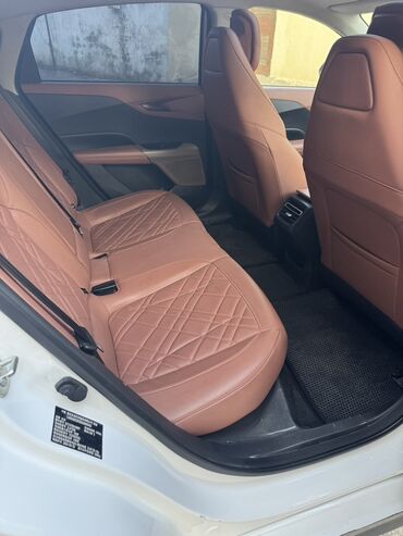 Avtomobil salonu üçün digər detallar: Elektrik krossover salonu – modern texnologiya və komfort - Panorama — 3