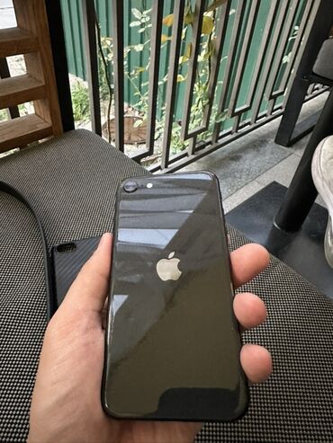 купить бу телефон в ломбарде: IPhone SE 2020, Б/у, 64 ГБ, Черный, Чехол, 76 %