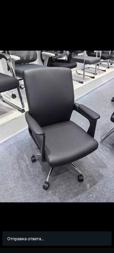 купить офисные кресла: Офисное кресло, С колесиками, цвет - Черный, Экокожа